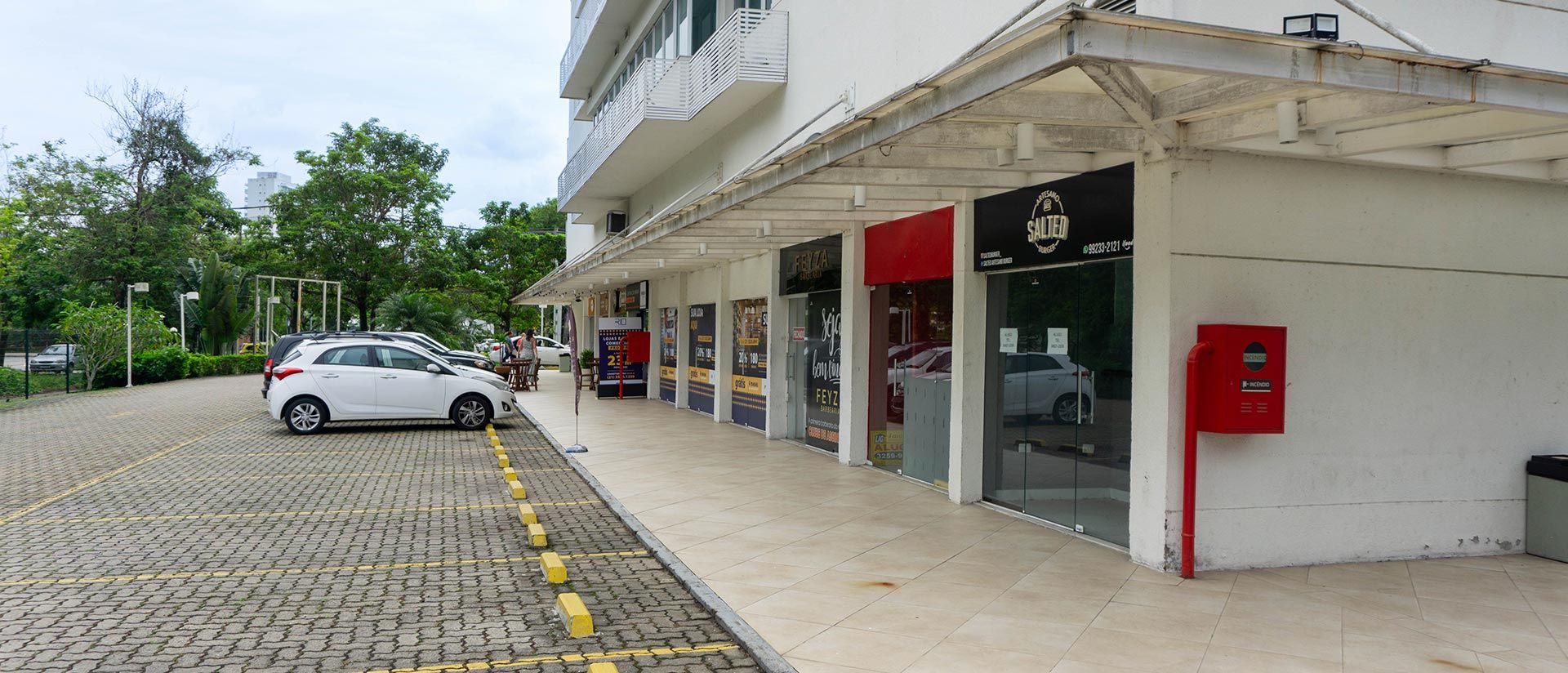 Parque das Águas Empresarial — Loja e estacionamento