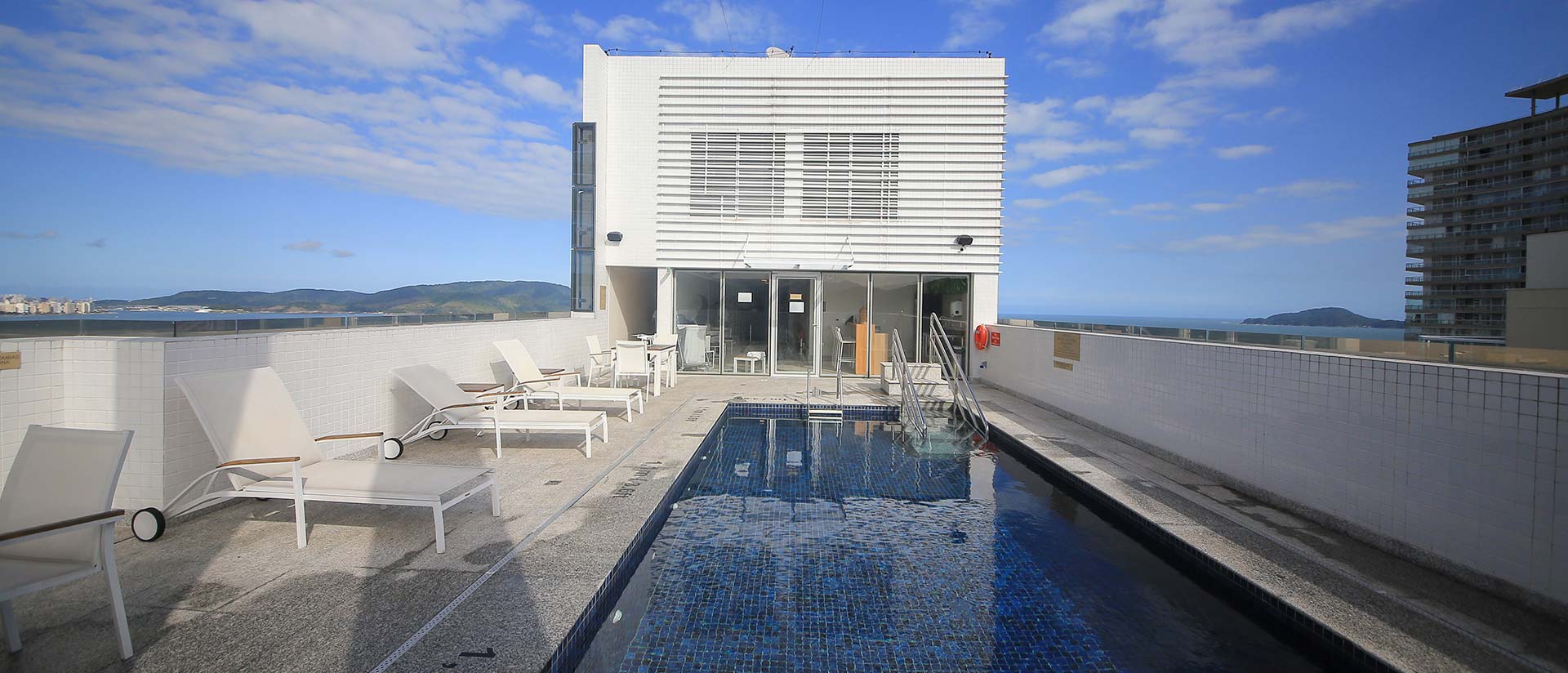 Helbor Stay Santos — Piscina