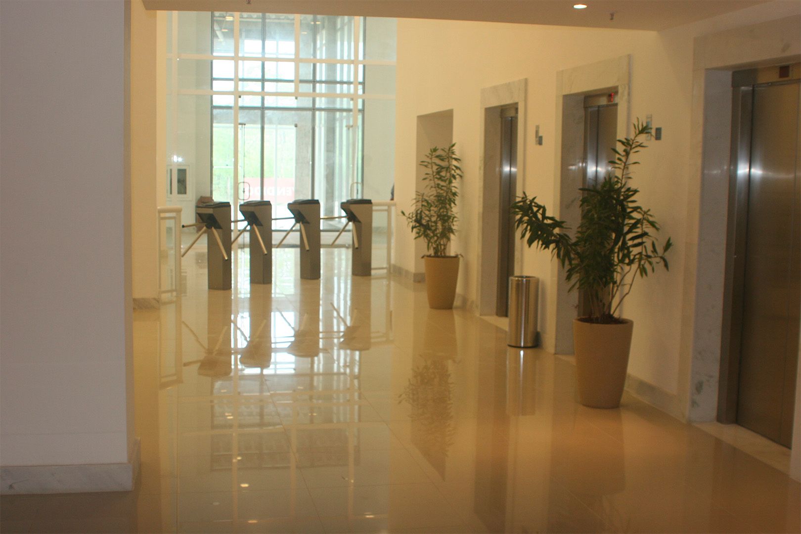 Parque das Águas Empresarial — Hall Elevadores